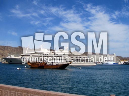 219 Muscat, Ind. Ozean, Dhau und Yacht des Sultans.JPG